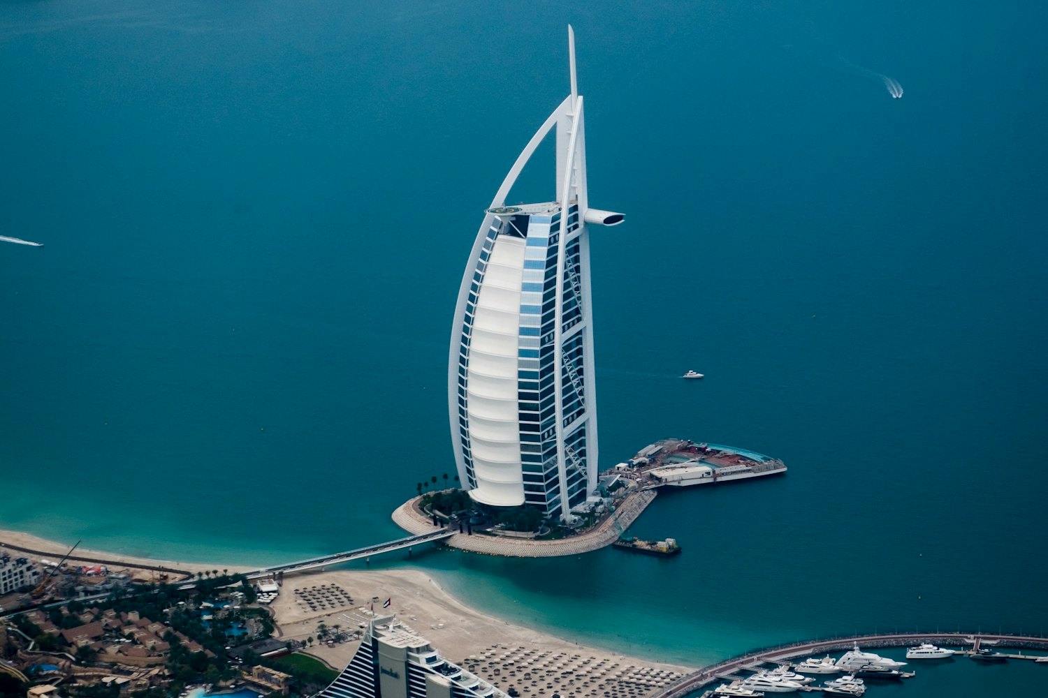 Veduta aerea dell'hotel Burj Al Arab sulla sua isola al largo di Dubai