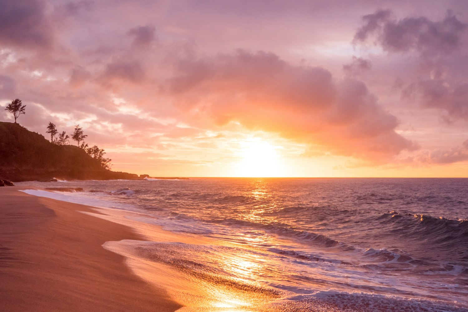Spiaggia tropicale al tramonto con onde sulla sabbia