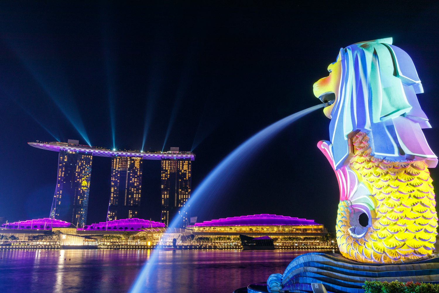 La fontana del Merlion e il Marina Bay Sands illuminati di notte a Singapore