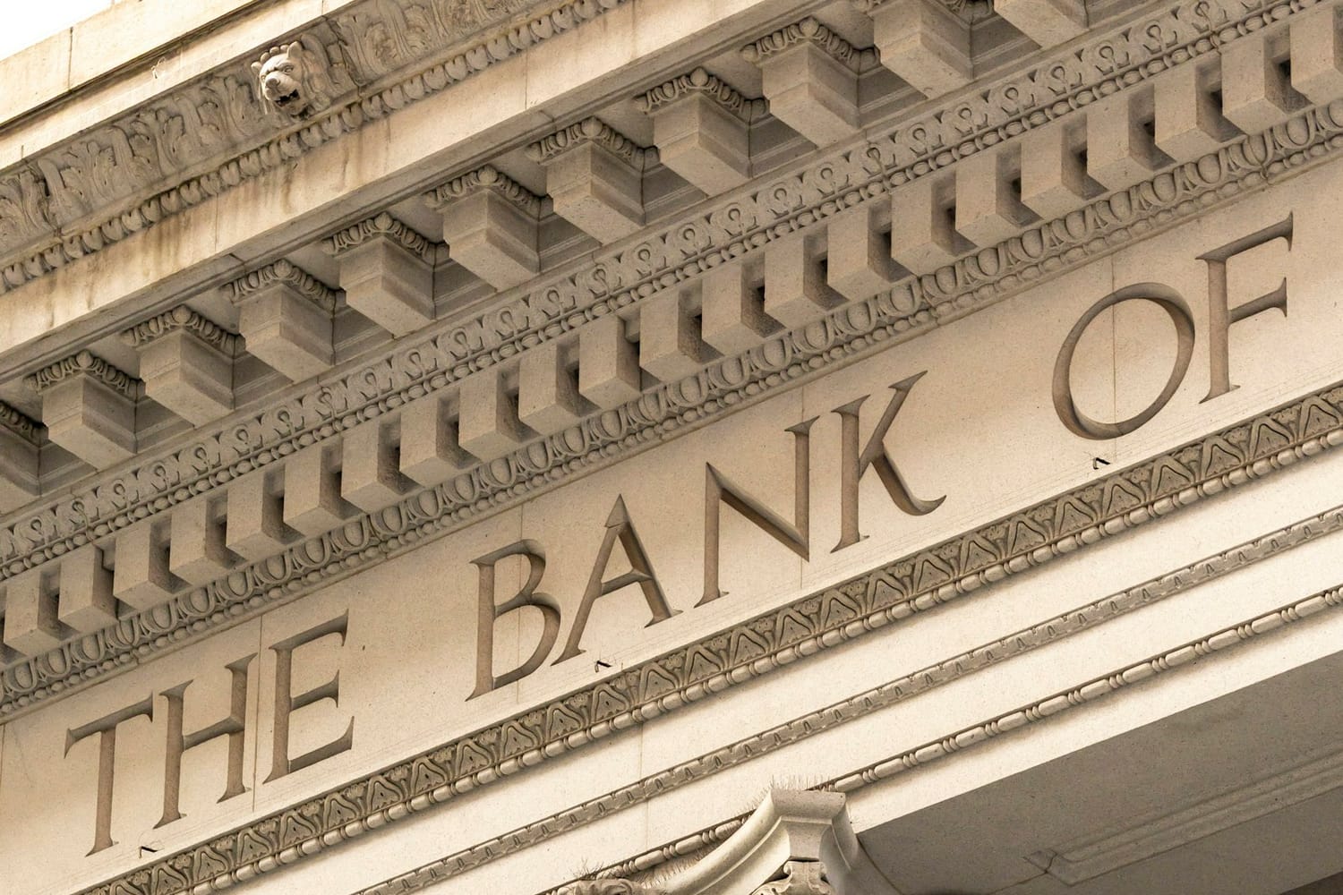 Il capitello in pietra scolpita di una colonna sulla facciata classica di una banca