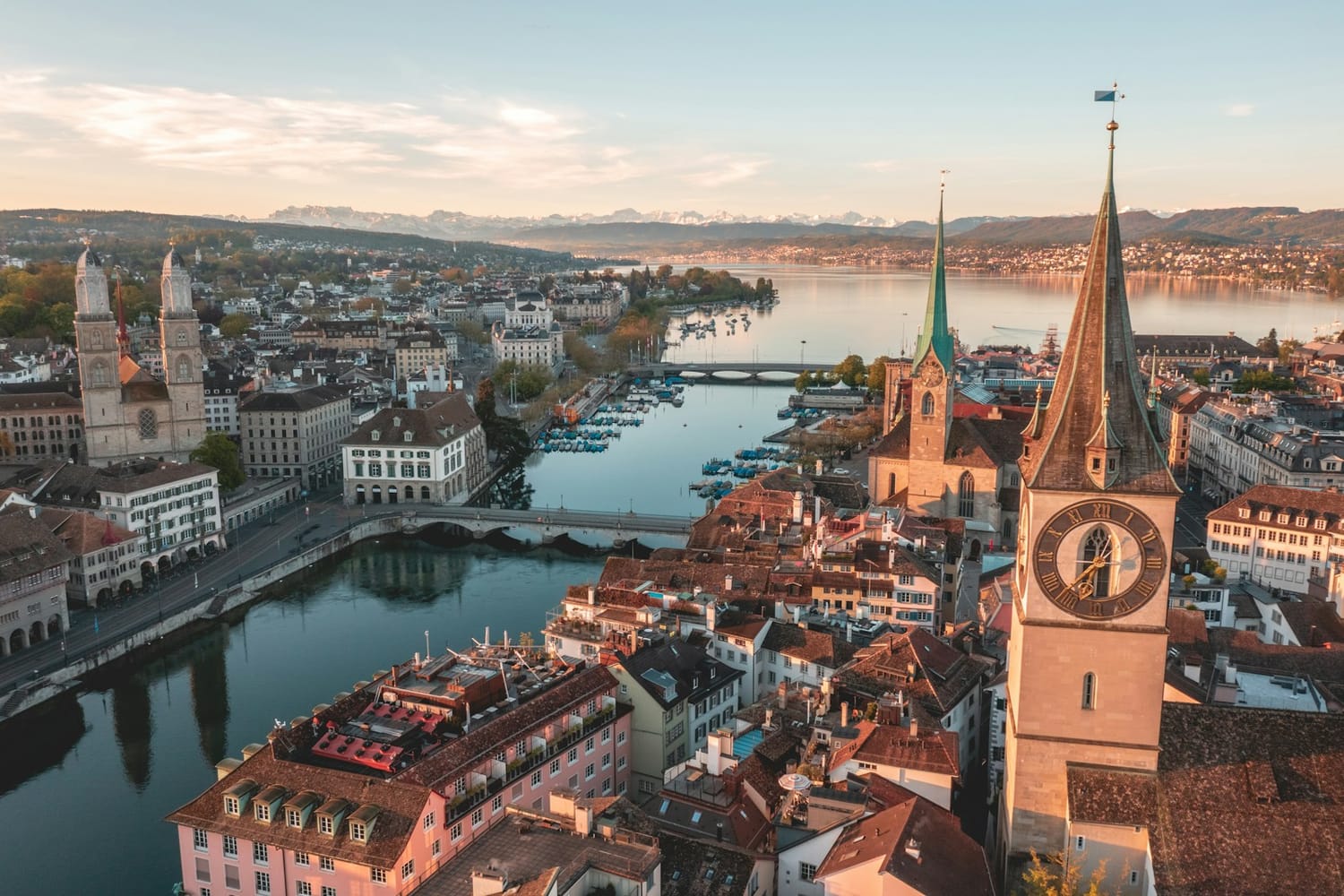 Veduta aerea del centro storico di Zurigo e del fiume Limmat che sfocia nel lago al tramonto