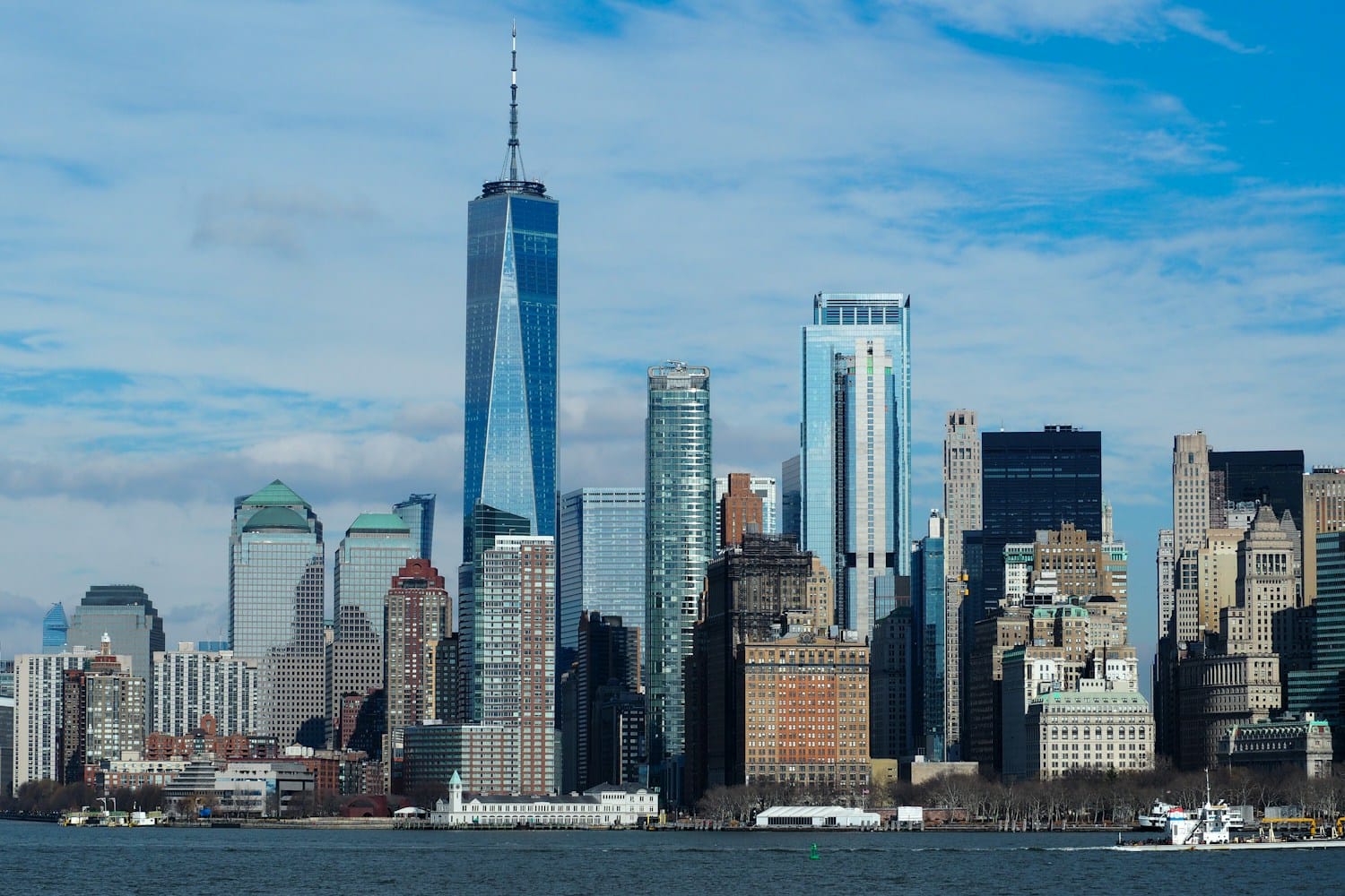 Lo skyline di Lower Manhattan con il One World Trade Center visto dall'acqua