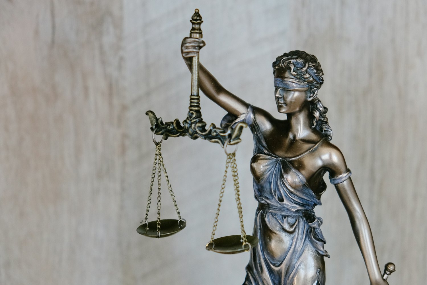 Eine Bronzestatue der Justitia mit Waage