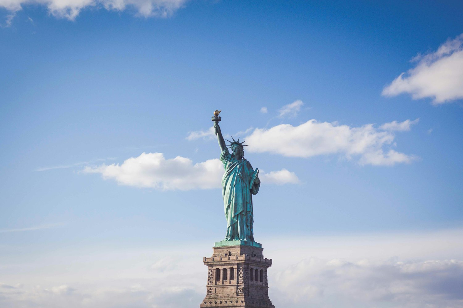 Die Freiheitsstatue vor blauem Himmel