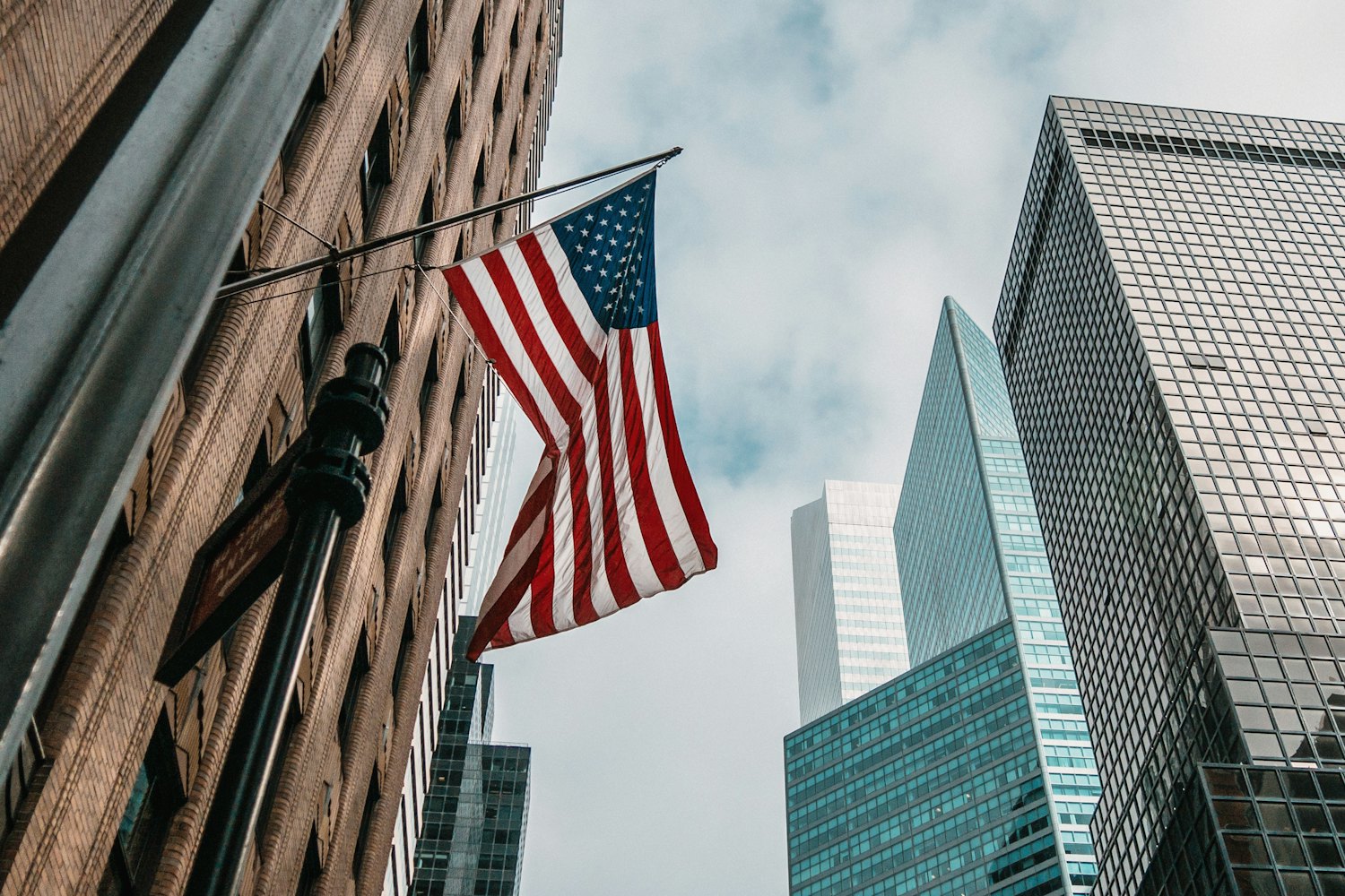 Amerikanische Flagge zwischen Bürotürmen